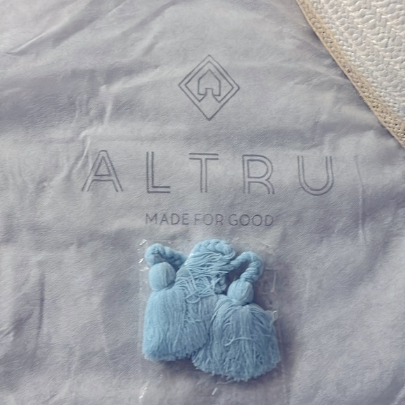 Brand New Altru Straw Tote w Tassels Dustbag and BONUS 👛🌞 - Picture 5 of 9